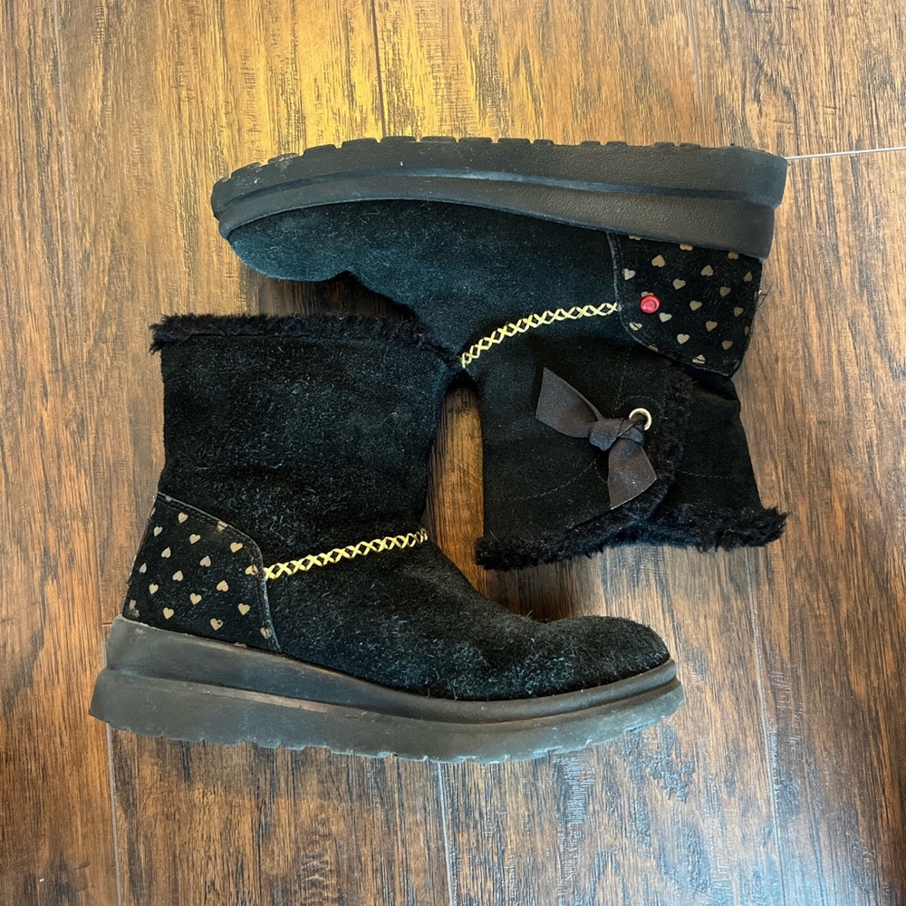 I Love Ugg Kids Black and Gold Mini Heart Boots